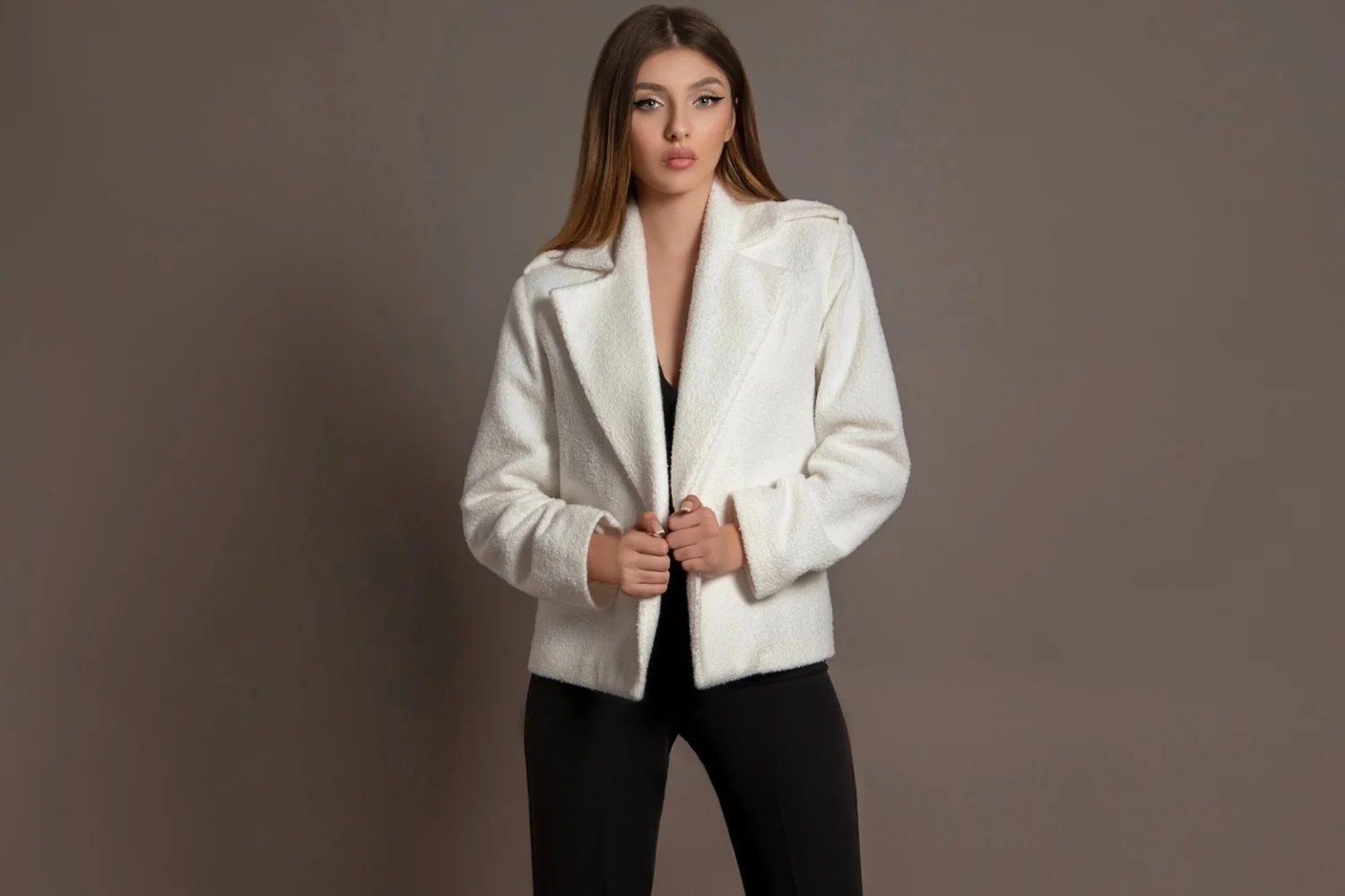 Arta simplificării: topurile esențiale din garderoba modernă